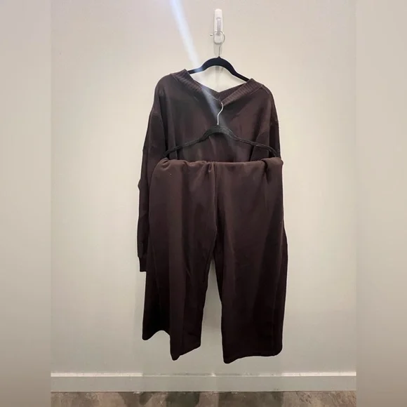 Aerie Après-Chill Sweatshirt and Trouser Set - Picture 6 of 7